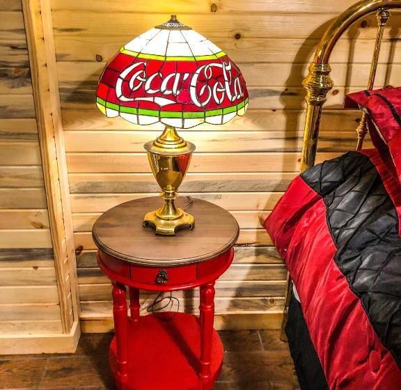 فندق Samantha S Timber Inn