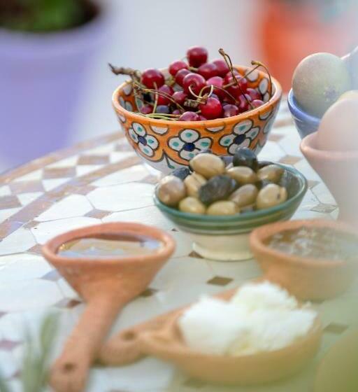 پانسیون Afra House