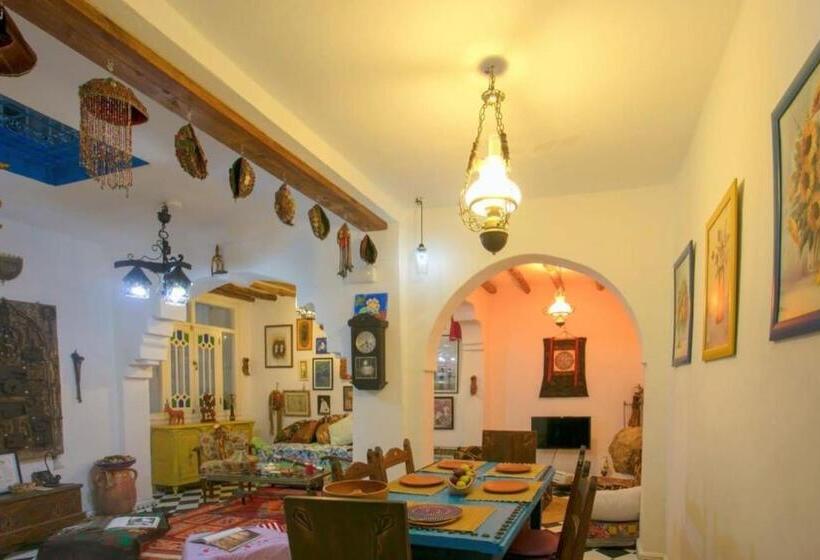 پانسیون Afra House