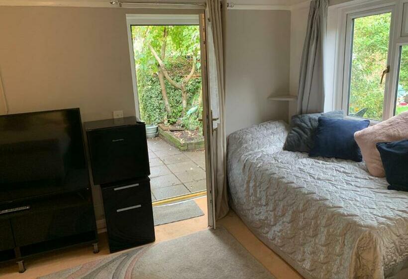 פנסיון Debbie’s Digs