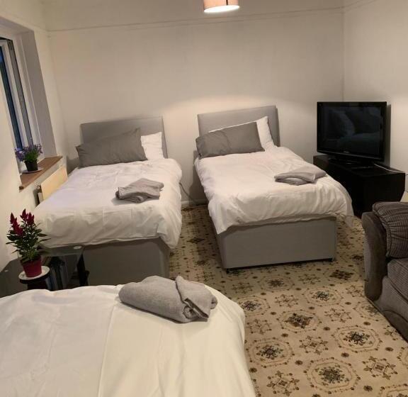 פנסיון Debbie’s Digs