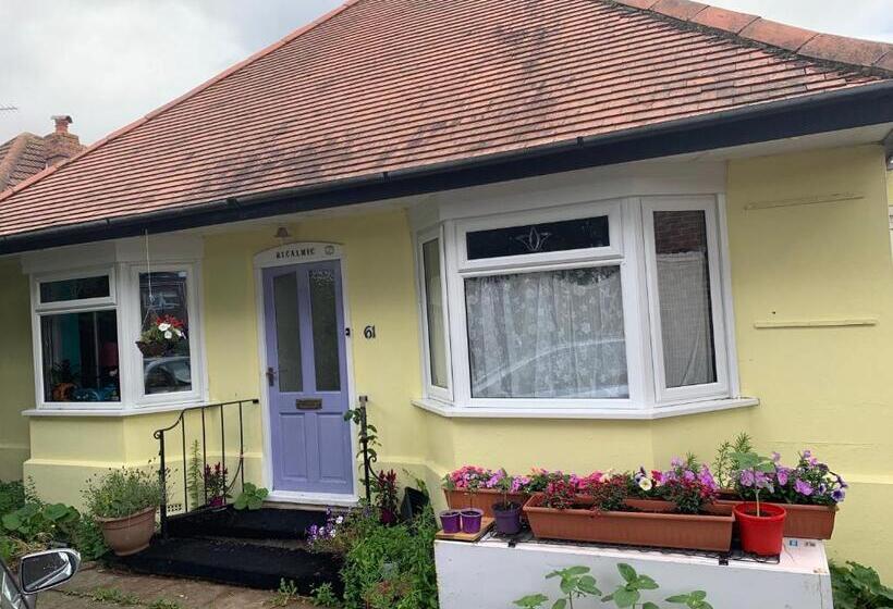 פנסיון Debbie’s Digs