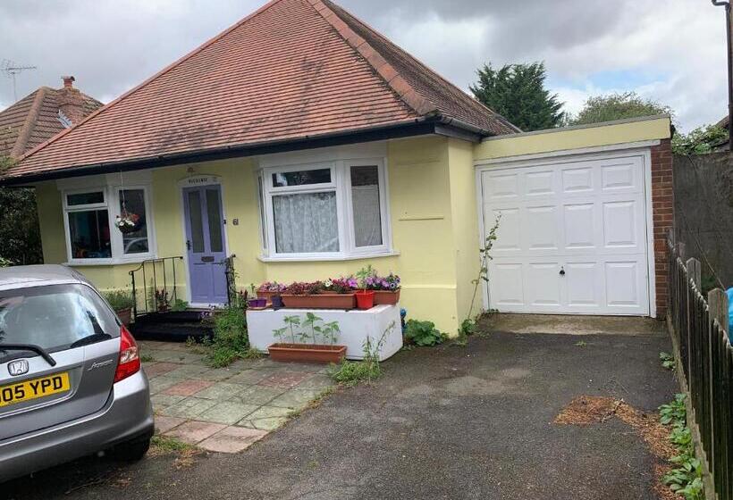 פנסיון Debbie’s Digs