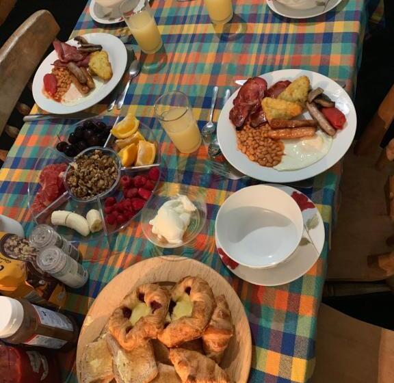 פנסיון Debbie’s Digs