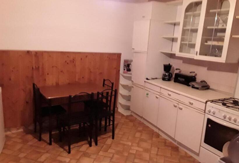 Tunnel Family Apartmanház Pécs