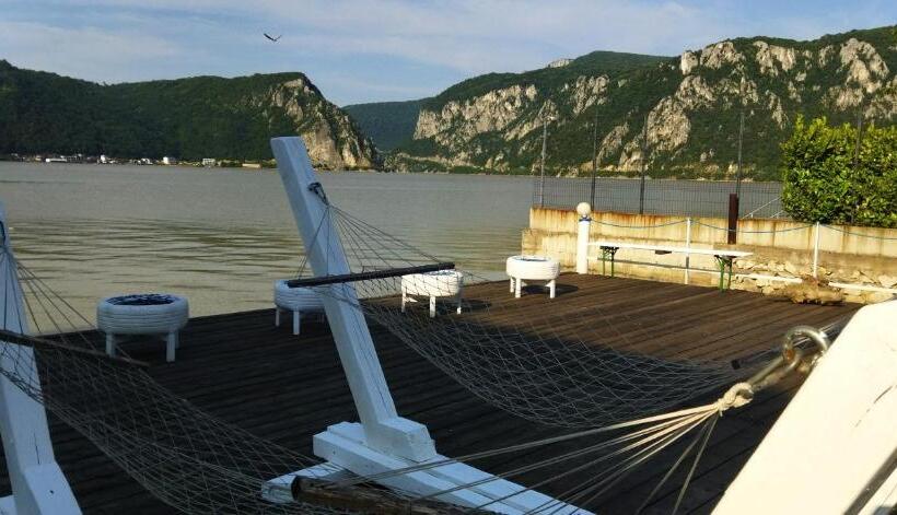 הוסטל Casa De Vacanta La Locanda Dubova