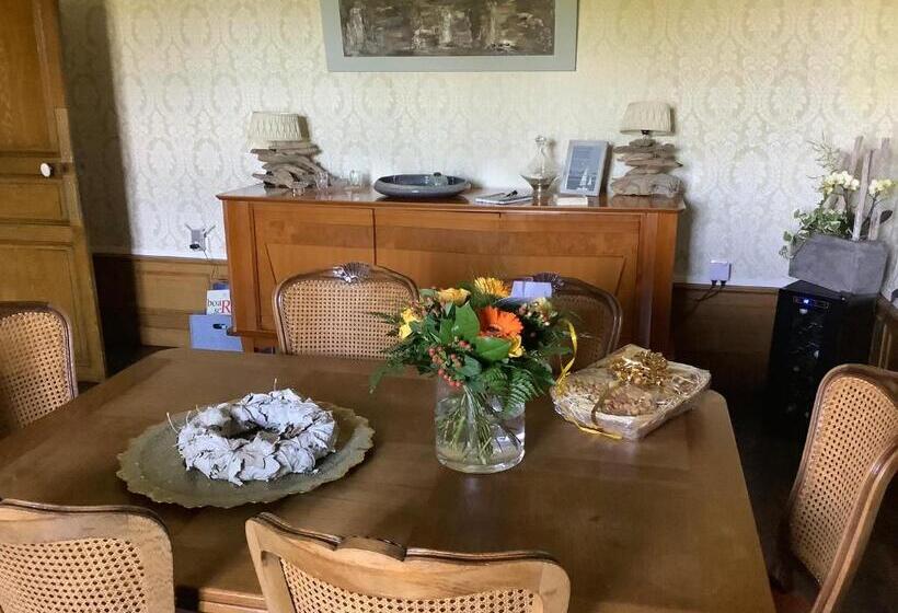 La Maison Du Notaire B&b En Gîte La Belle Rose, Met Zwembad En Huisdier Vriendelijk