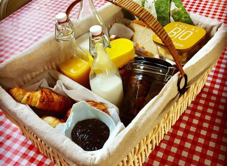 تختخواب و صبحانه Le Cabanon De Chessy