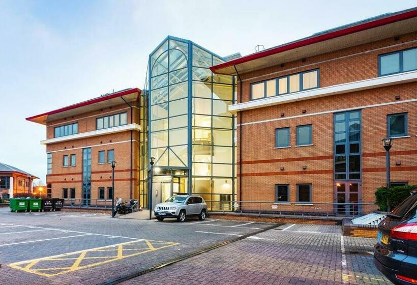 Mondial Apartments At Heathrow