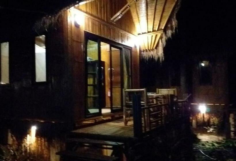 בית מלון כפרי Seacroft Bamboo Village