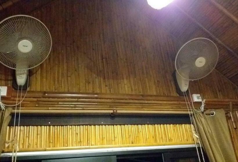 בית מלון כפרי Seacroft Bamboo Village