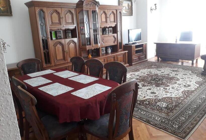 پانسیون Piac Utcai Apartman 2
