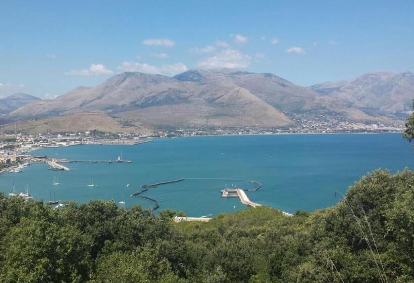 민박 Saturnia Garden