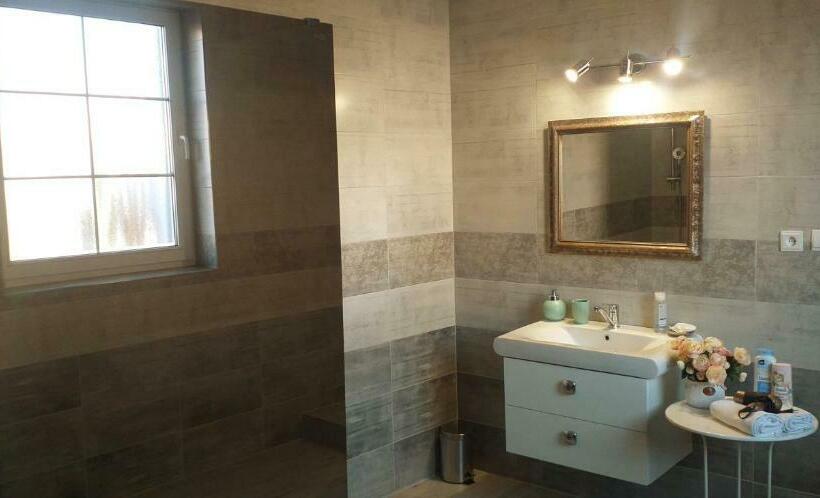 تختخواب و صبحانه Monato