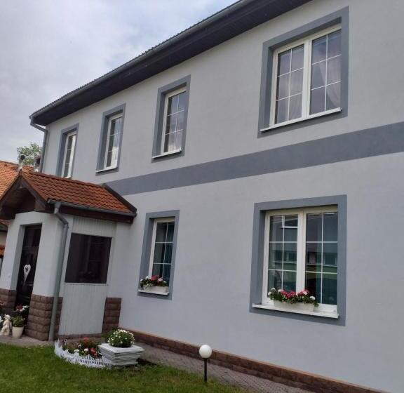 تختخواب و صبحانه Monato