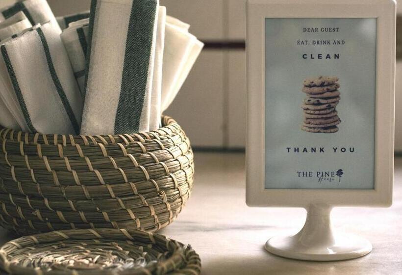 تختخواب و صبحانه Pine House   Faro Airport, Beach And City Center