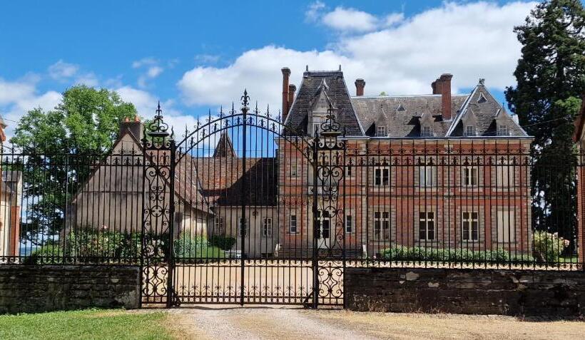 ベッドアンドブレックファースト Château De Montpatey