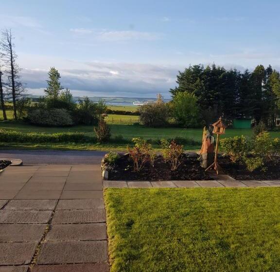 تختخواب و صبحانه Delny Muir House