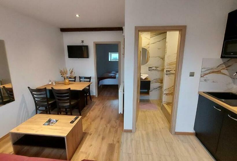 ペンション Apartmány Podlavice