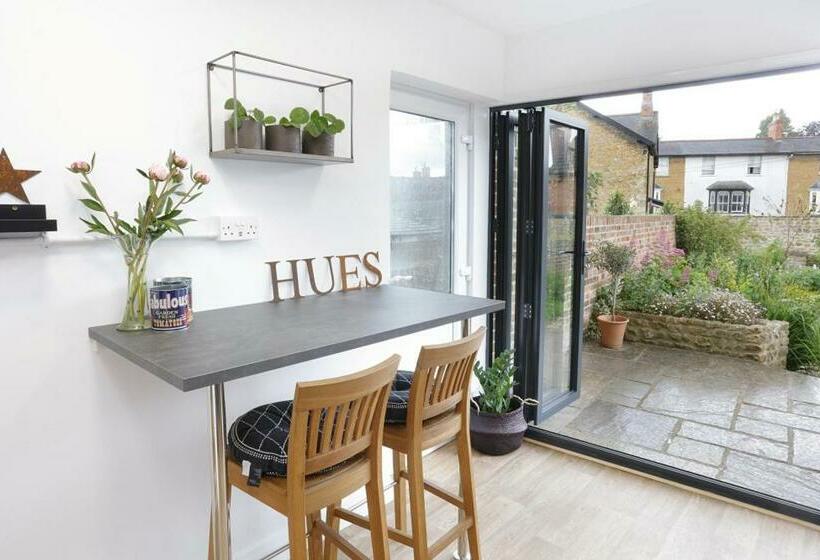 بنسيون Hues   Castle Cary