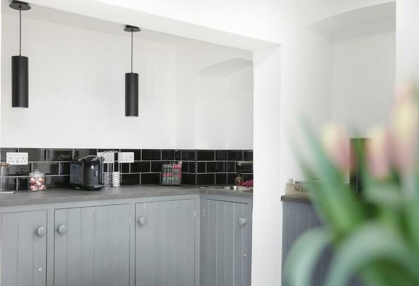 بنسيون Hues   Castle Cary