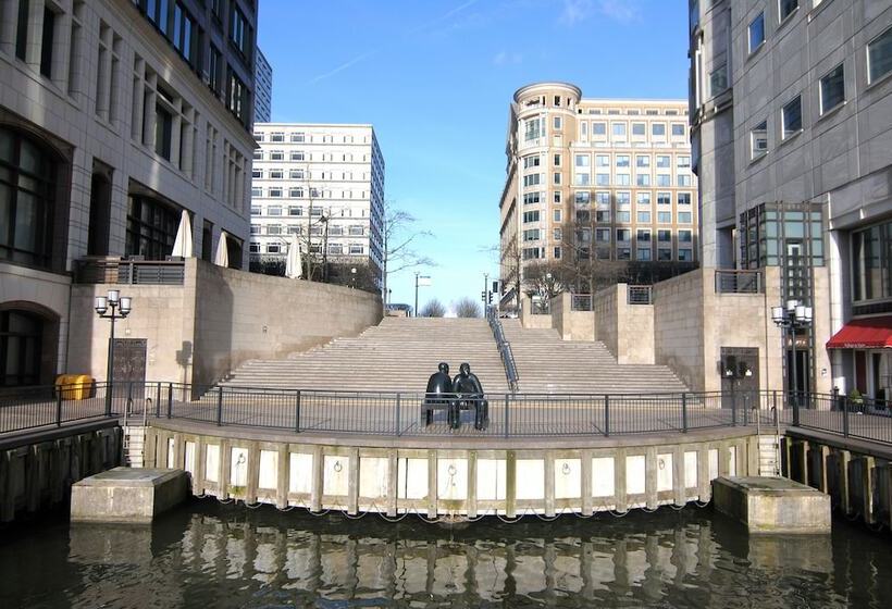 Canary Wharf   Corporate Riverside Apartments