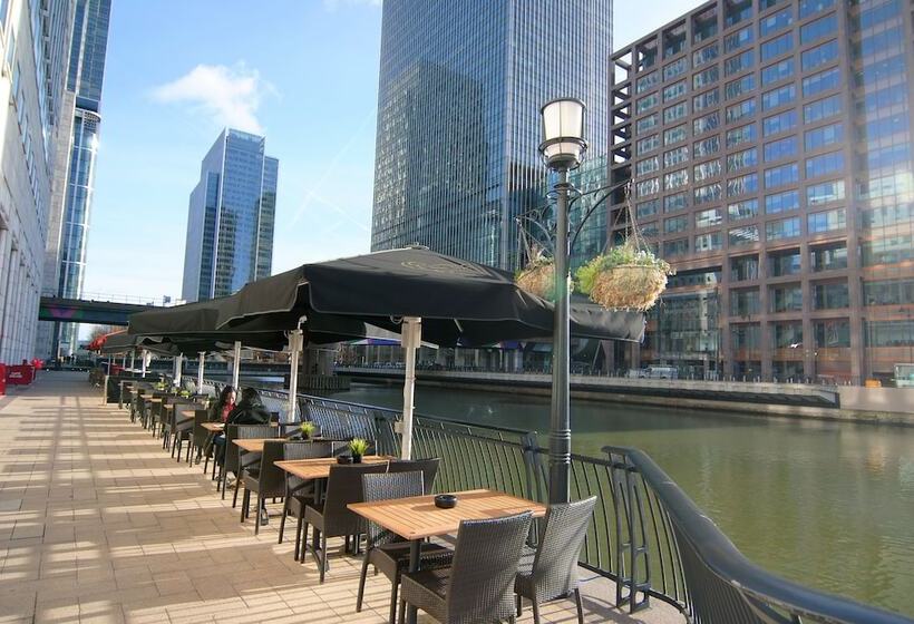 Canary Wharf   Corporate Riverside Apartments