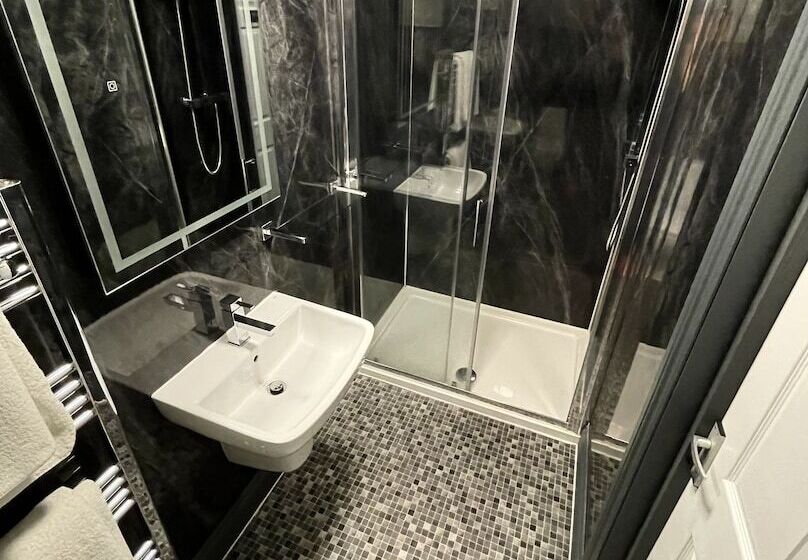 Отель Cadmore Lodge