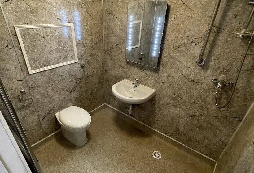 Отель Cadmore Lodge