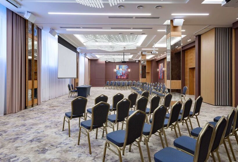 ホテル Doubletree By Hilton  Novosibirsk