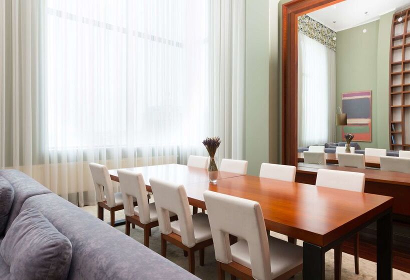 ホテル Doubletree By Hilton  Novosibirsk