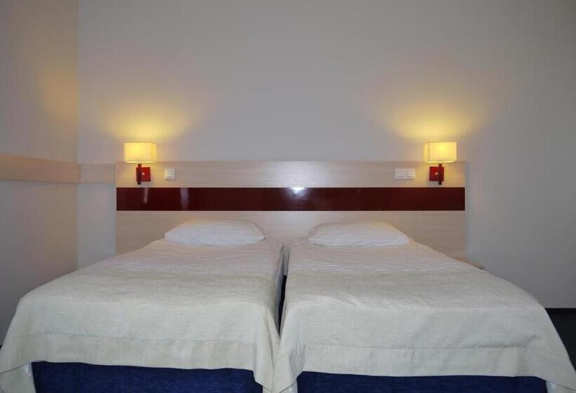 هتل Optima Pochayiv