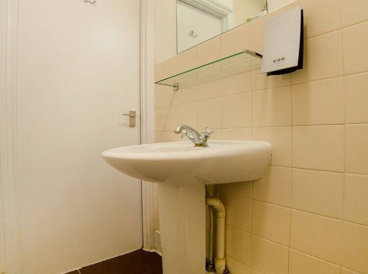 בית מלון כפרי OYO London Luton