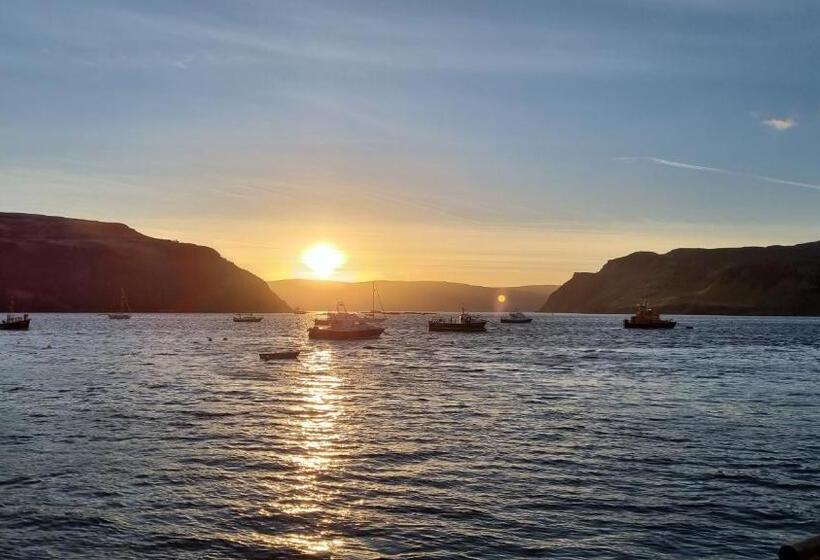 בית מלון כפרי Pink House Skye