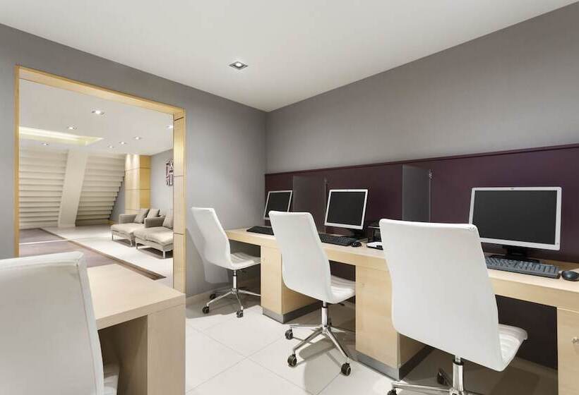 Отель Ramada By Wyndham Pitesti