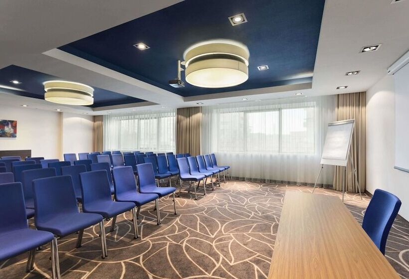 Отель Ramada By Wyndham Pitesti