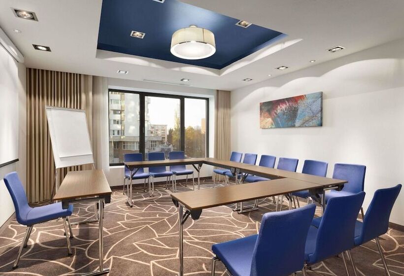 Отель Ramada By Wyndham Pitesti