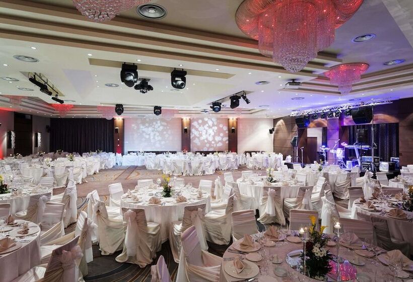 Отель Ramada By Wyndham Pitesti