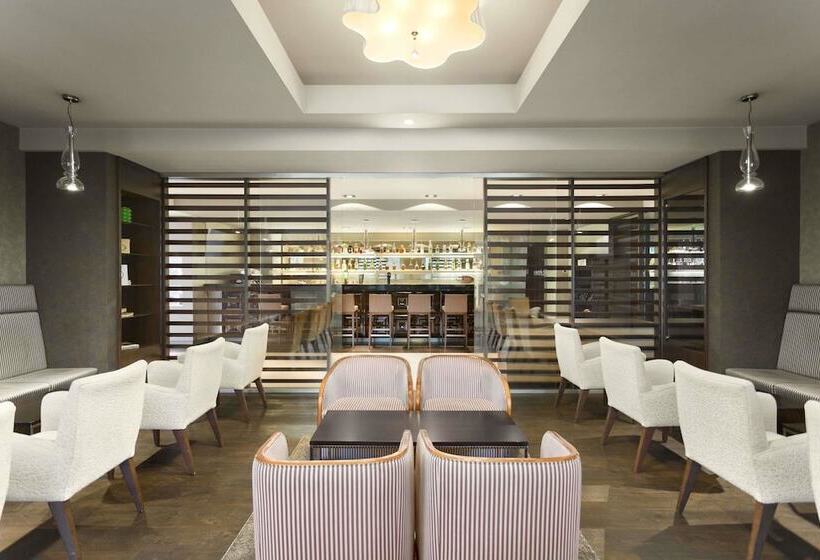 Отель Ramada By Wyndham Pitesti