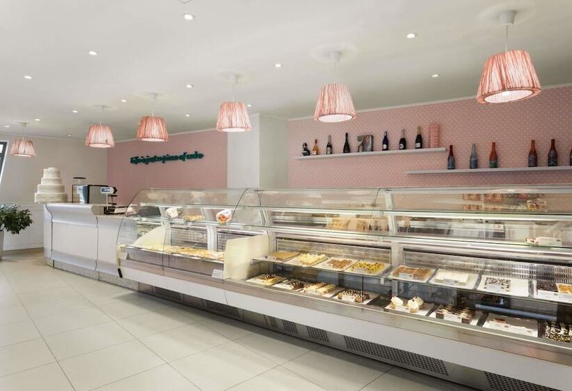 Отель Ramada By Wyndham Pitesti