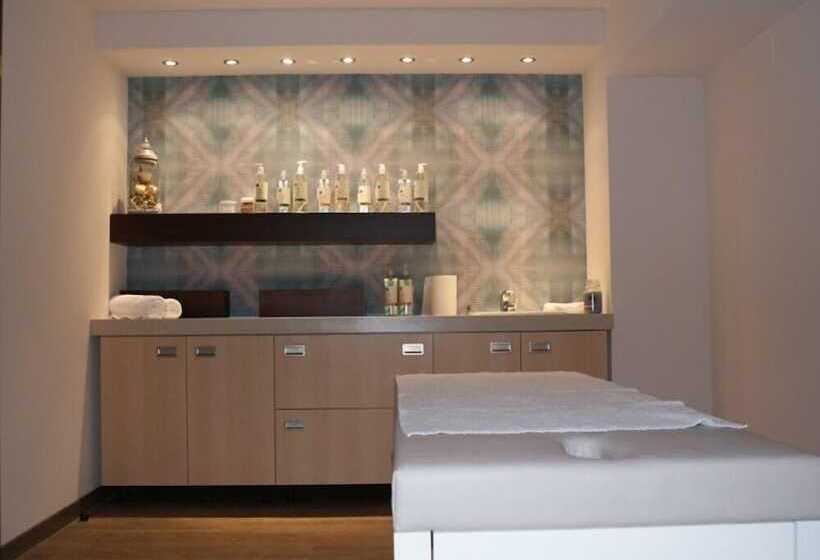 Отель Ramada By Wyndham Pitesti