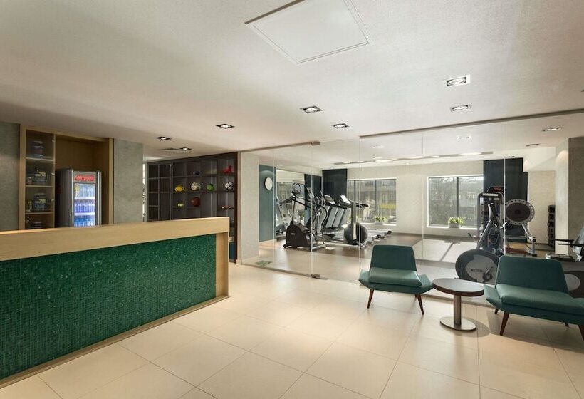 Отель Ramada By Wyndham Pitesti