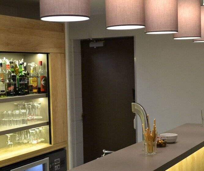 فندق The Originals City, Hôtel Marseille Aéroport