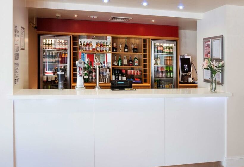 Отель Travelodge Luton