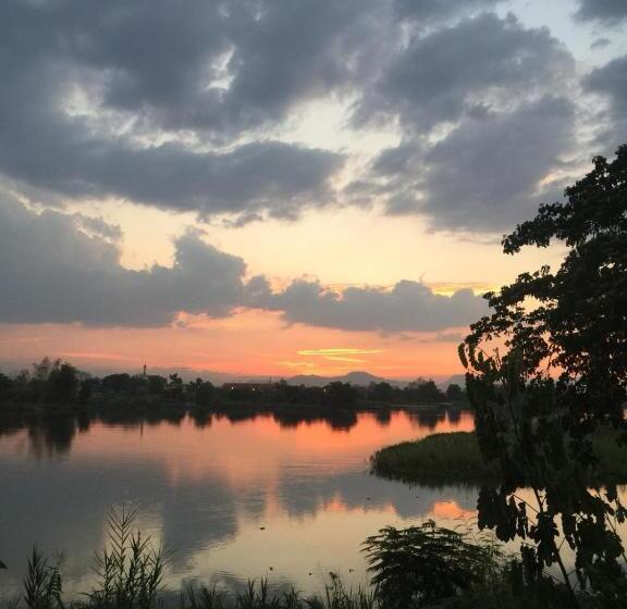 Bed and Breakfast Home By The Bridge