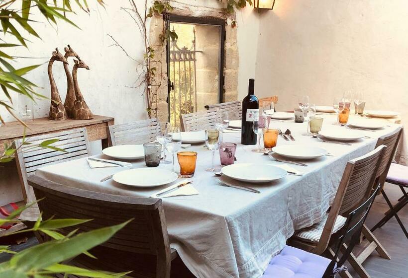 住宿加早餐  La Maison Blanche Uzès