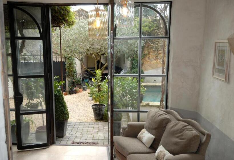 住宿加早餐  La Maison Blanche Uzès