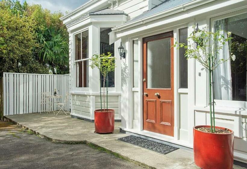 تختخواب و صبحانه Pepper Tree Villa