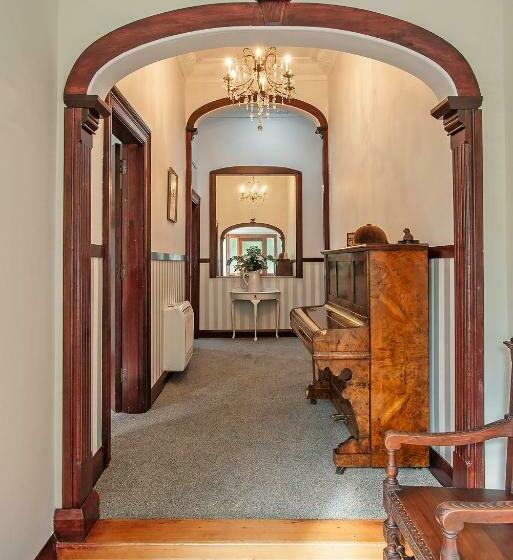 تختخواب و صبحانه Pepper Tree Villa