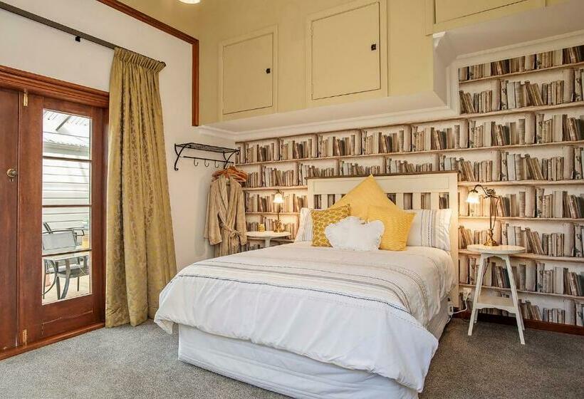 تختخواب و صبحانه Pepper Tree Villa